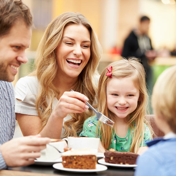 Lachende Kinder im Iserlandia Salzraum